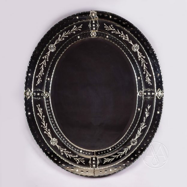 Un miroir ovale vénitien avec des bordures gravées