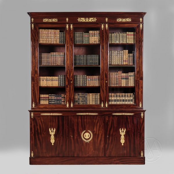Изящный книжный шкаф из красного дерева в стиле ампир