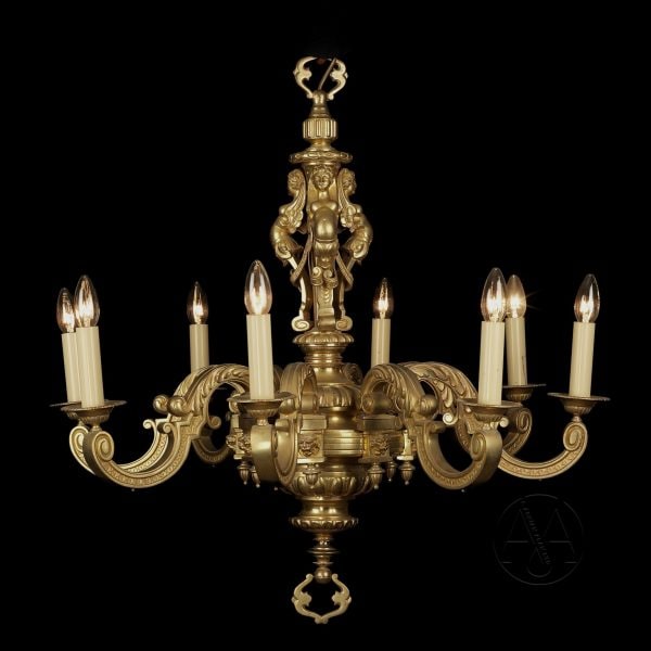 Una fina araña de ocho luces de estilo Luis XIV en bronce dorado