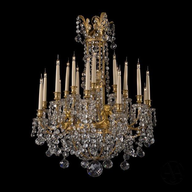 Araña de veinte luces de estilo Luis XVI, de bronce dorado y vidrio moldeado