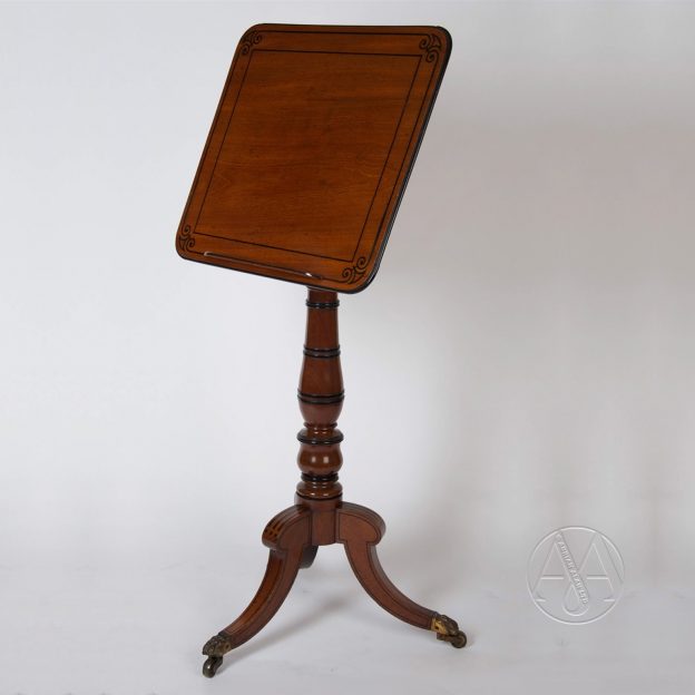 Rare table de lecture réglable en acajou de style Régence