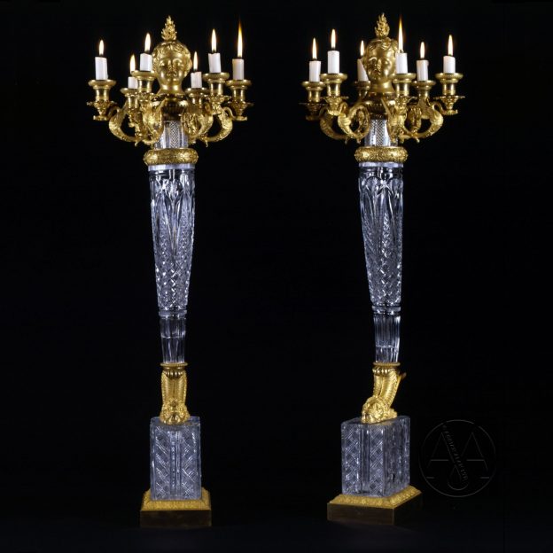 一对引人注目且极为重要的帝国金铜和切割水晶六灯烛台