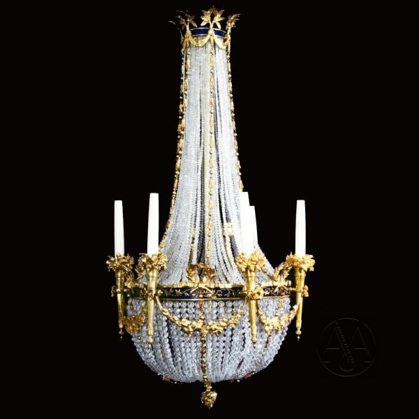 Lustre de style Louis XVI en cristal taillé, à monture et chapiteau
