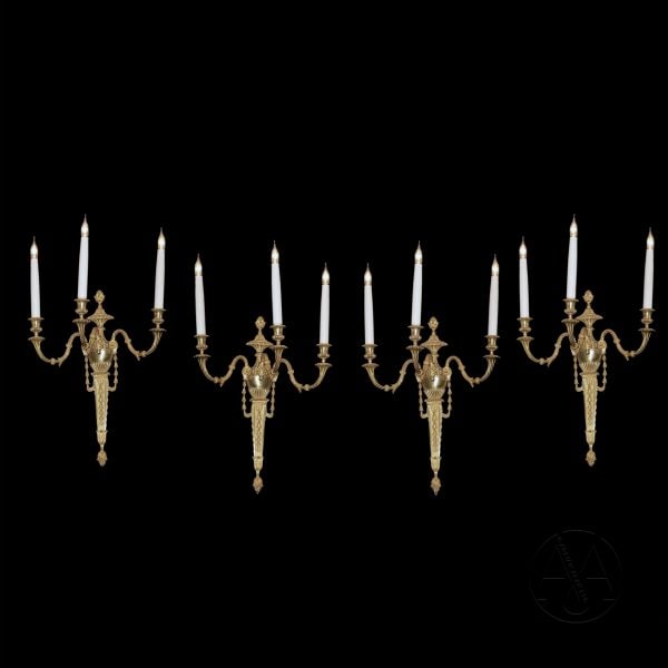 Комплект из четырех позолоченных бронзовых настенных светильников в стиле адамова возрождения