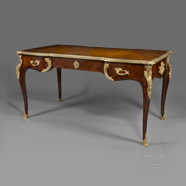Bureau plat de style Louis XV monté en bronze doré