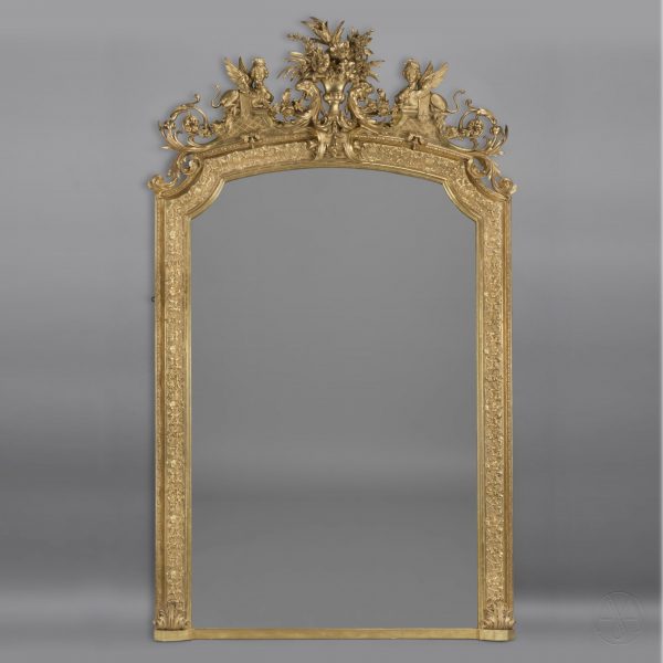 Grand miroir de style Louis XVI en bois doré sculpté et gesso.