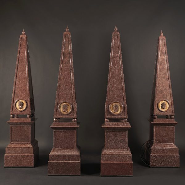 Un importante conjunto de cuatro grandes obeliscos de pórfido