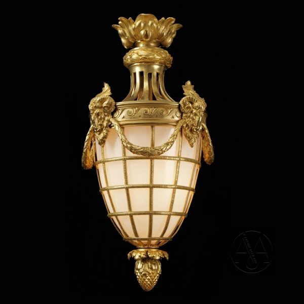 Une fine lanterne de style Louis XVI en bronze doré