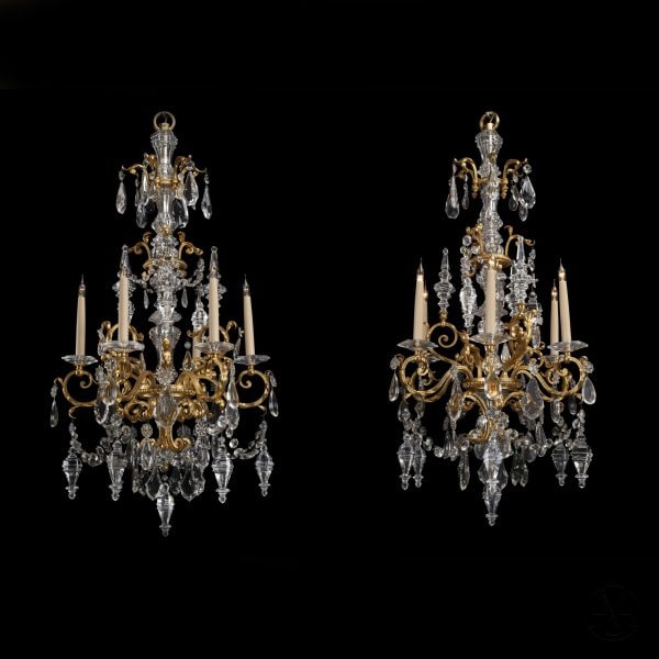 Un par de candelabros de seis luces de cristal tallado y bronce dorado