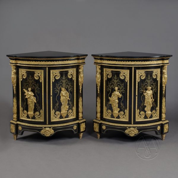 Un par de gabinetes esquineros de marquetería Boulle de estilo Luis XIV