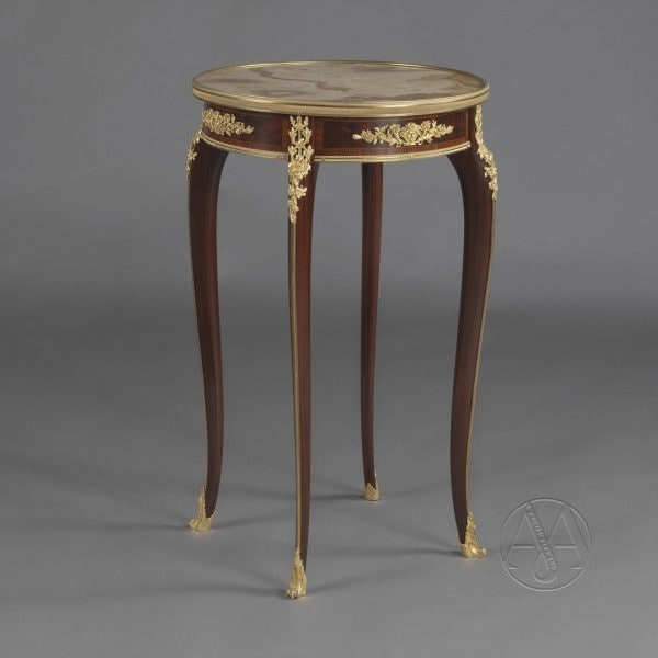 Guéridon en acajou de style Louis XV, monté en bronze doré, avec un rare plateau en marbre Alabastro Fiorito.