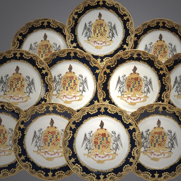 Изящный набор из одиннадцати гербовых кабинетных тарелок в стиле Севр