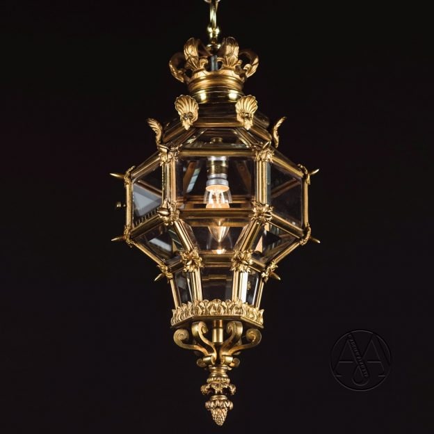 Маленький позолоченный бронзовый фонарь в стиле Людовика XVI.