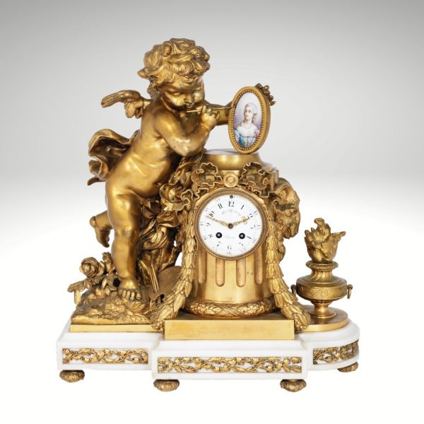 Reloj de bronce dorado y porcelana de estilo Luis XVI, alegórico a las artes