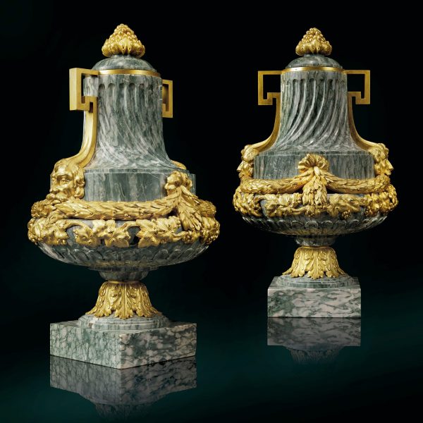 一对精美的镀金铜装绿色Cipollino大理石花瓶
