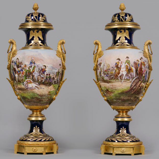 Paire de vases Napoléoniens en porcelaine de style Sèvres, montés en bronze doré et fond bleu cobalt.