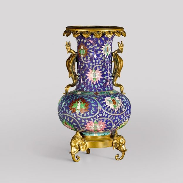 Vase en porcelaine de style chinois monté en bronze doré, avec poignées en forme de dragon et pieds en forme de tête d'éléphant.