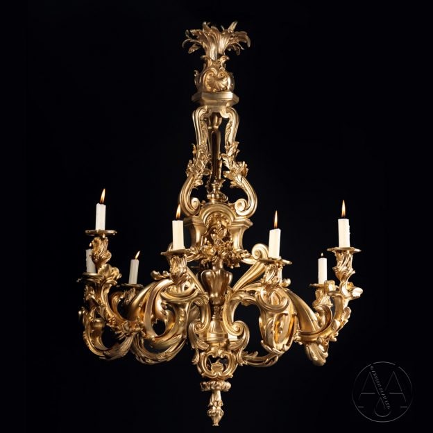 Una fina lámpara de bronce dorado de nueve luces de estilo Luis XV