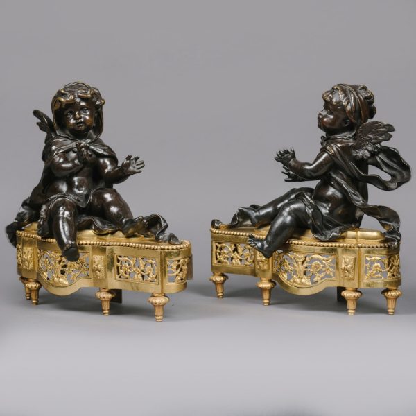 Paire de petits chenets de style Louis XVI en bronze doré et patiné