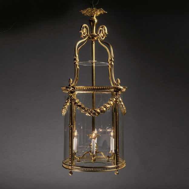 Lanterne cylindrique à quatre lumières de style Louis XVI en bronze doré.