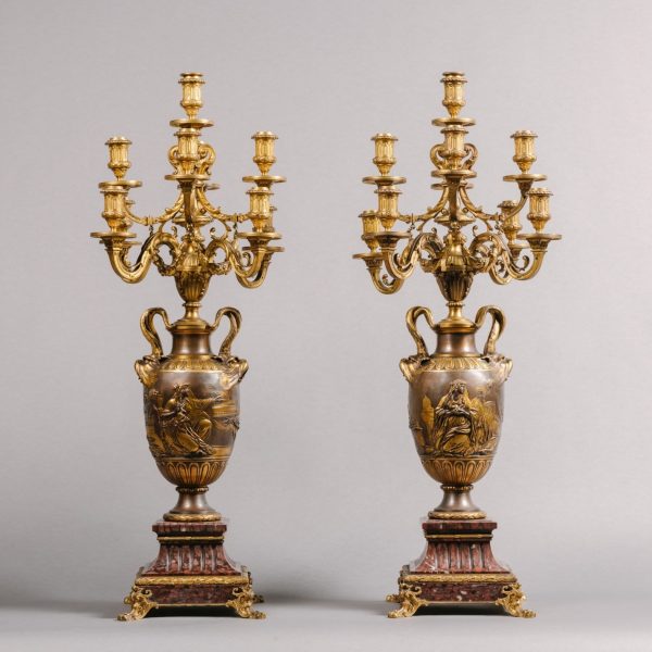 Paire de chandeliers à neuf lumières en bronze doré et patiné de style néoclassique.