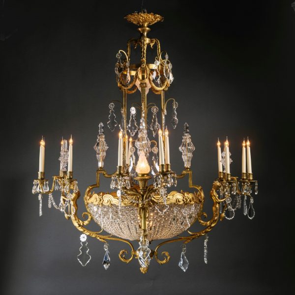 Magnifique lustre ovale figuratif de dix-huit lumières de style Louis XVI en bronze doré, moulures et cristaux taillés.