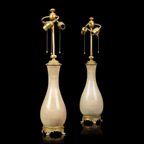 Изящная пара позолоченных бронзовых фарфоровых ваз в стиле "японизм", установленных в качестве светильников