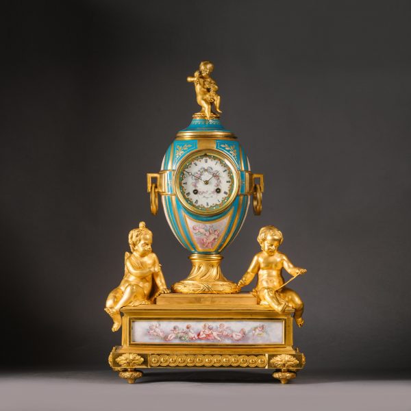 Pendule de cheminée de style Louis XVI en bronze doré et porcelaine de Sèvres