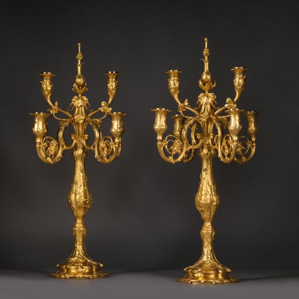 Pareja de candelabros de seis luces de bronce dorado estilo Luis XV de Robert Frères