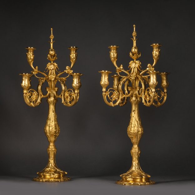Pareja de candelabros de seis luces de bronce dorado estilo Luis XV de Robert Frères