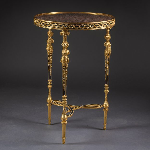 Un fino gueridón de bronce dorado estilo Luis XVI