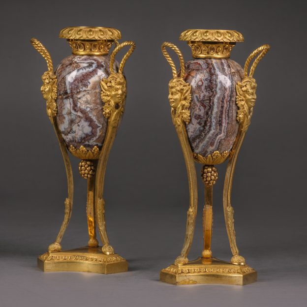 Une paire de petites cassolettes de style Louis XVI en bronze doré montées sur fluorine.