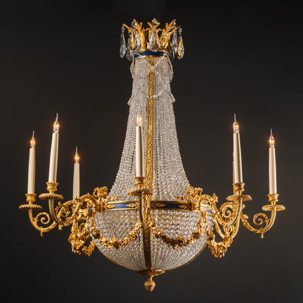 Una tienda de campaña de estilo Luis XVI y una bolsa con una lámpara de araña de ocho luces