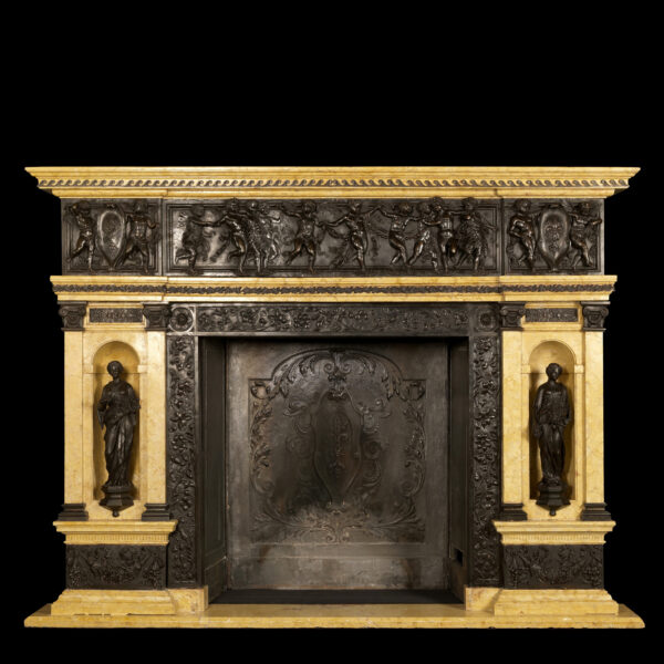 Une très importante cheminée en bronze patiné et marbre de Sienne de proportions palatiales.