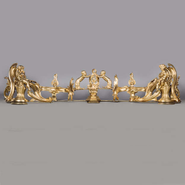 Un fino guardabarros de bronce dorado estilo Luis XVI.