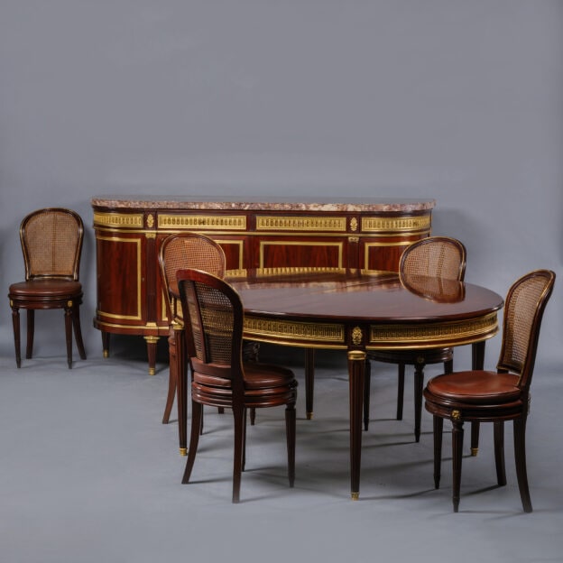 一套精美的路易十六风格的镀金铜装桃花心木餐厅套件，包括一张餐桌、八张椅子和一个自助餐。