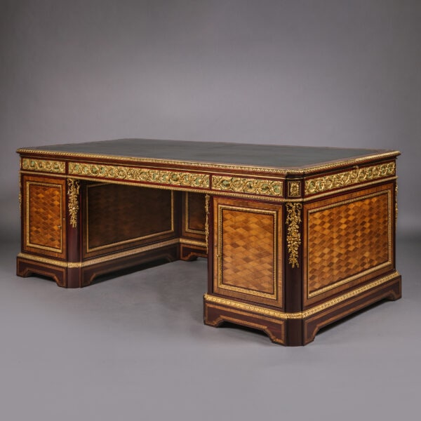 马西恩-格罗夫的镶嵌式座台办公桌
