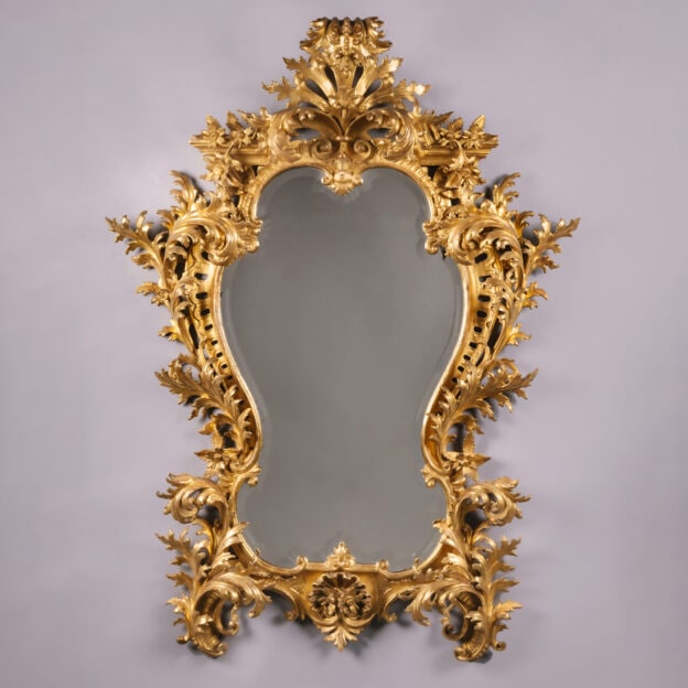Espejo de madera dorada italiana tallada