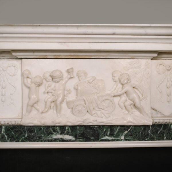 Una importante chimenea de mármol blanco tallado estilo Jorge III