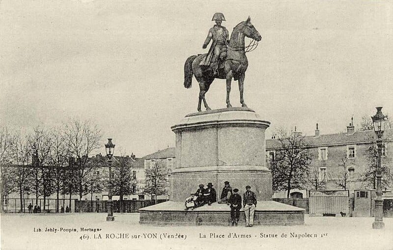 Postcard of place Napoléon’ in La Roche-Sur-Yon showing the Statue of Napoleon 