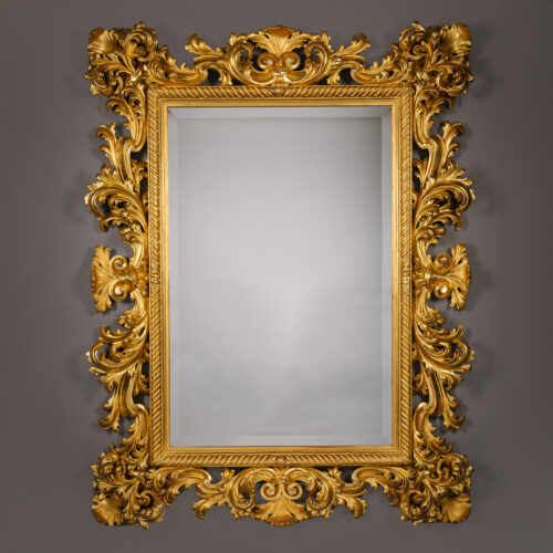 Un gran e impresionante espejo de madera dorada tallada de estilo barroco