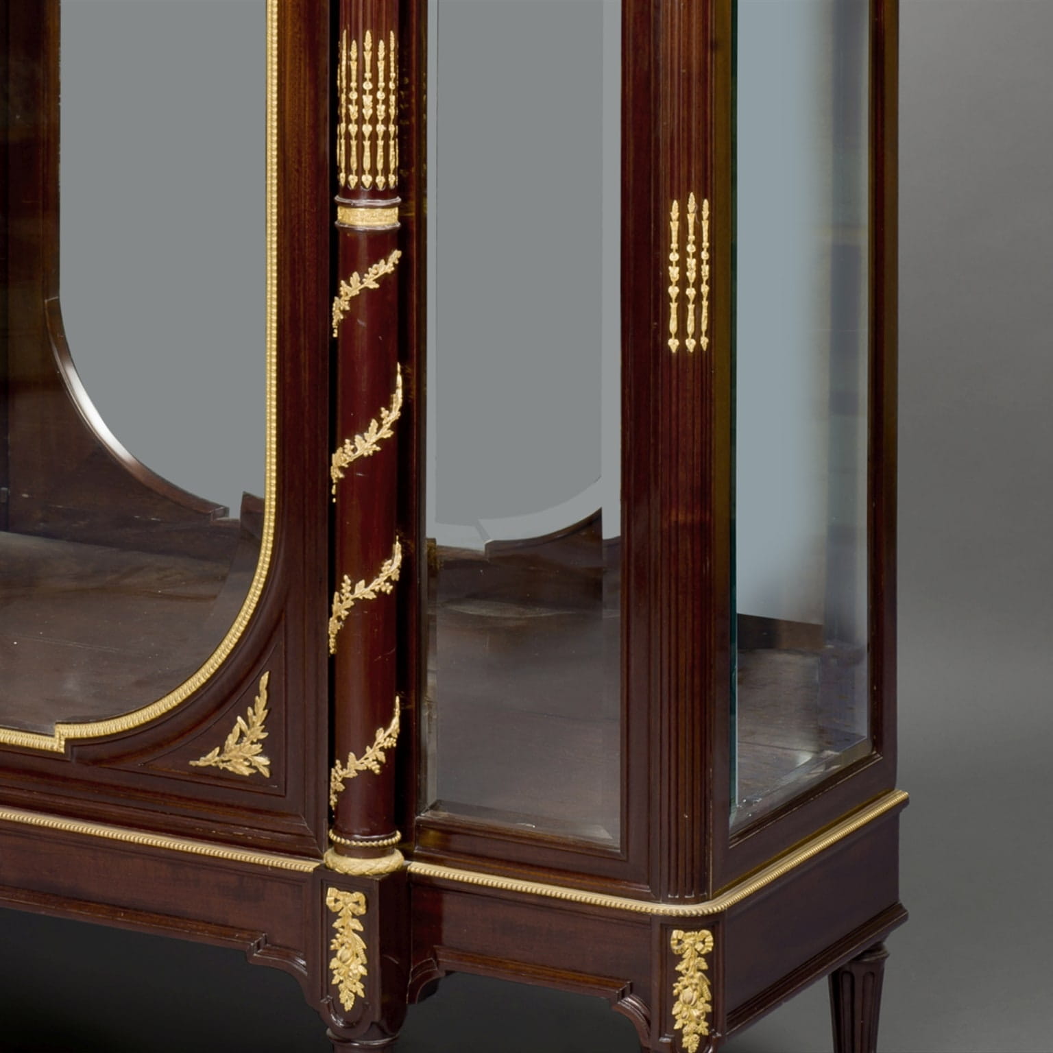 A Pair of Louis XVI Style Mahogany Vitrines - Image 6
