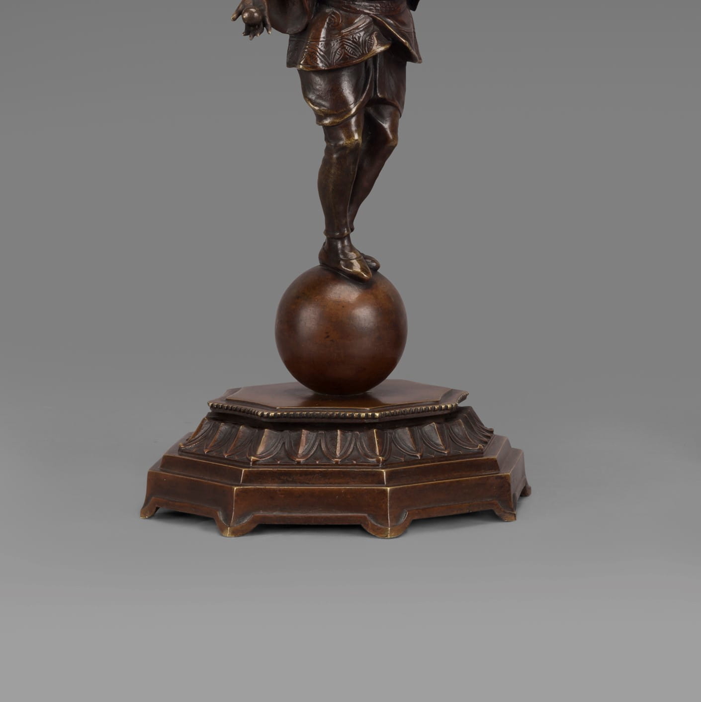 An Unusual Pair of Art Deco Patinated Bronze ‘Juggler’ Figural Table Lamps - Image 2