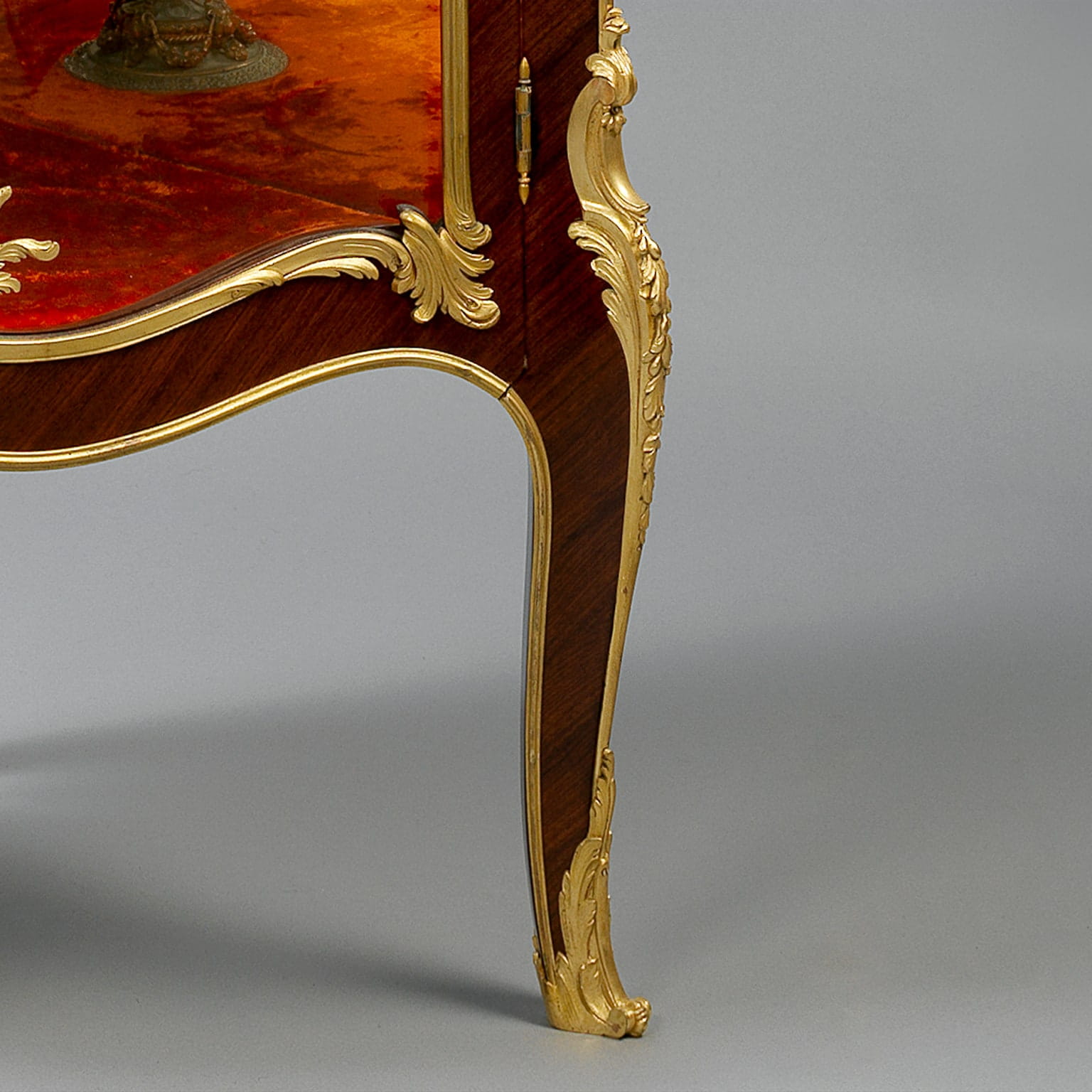 A Louis XV Style Petit Corner Vitrine - Image 4