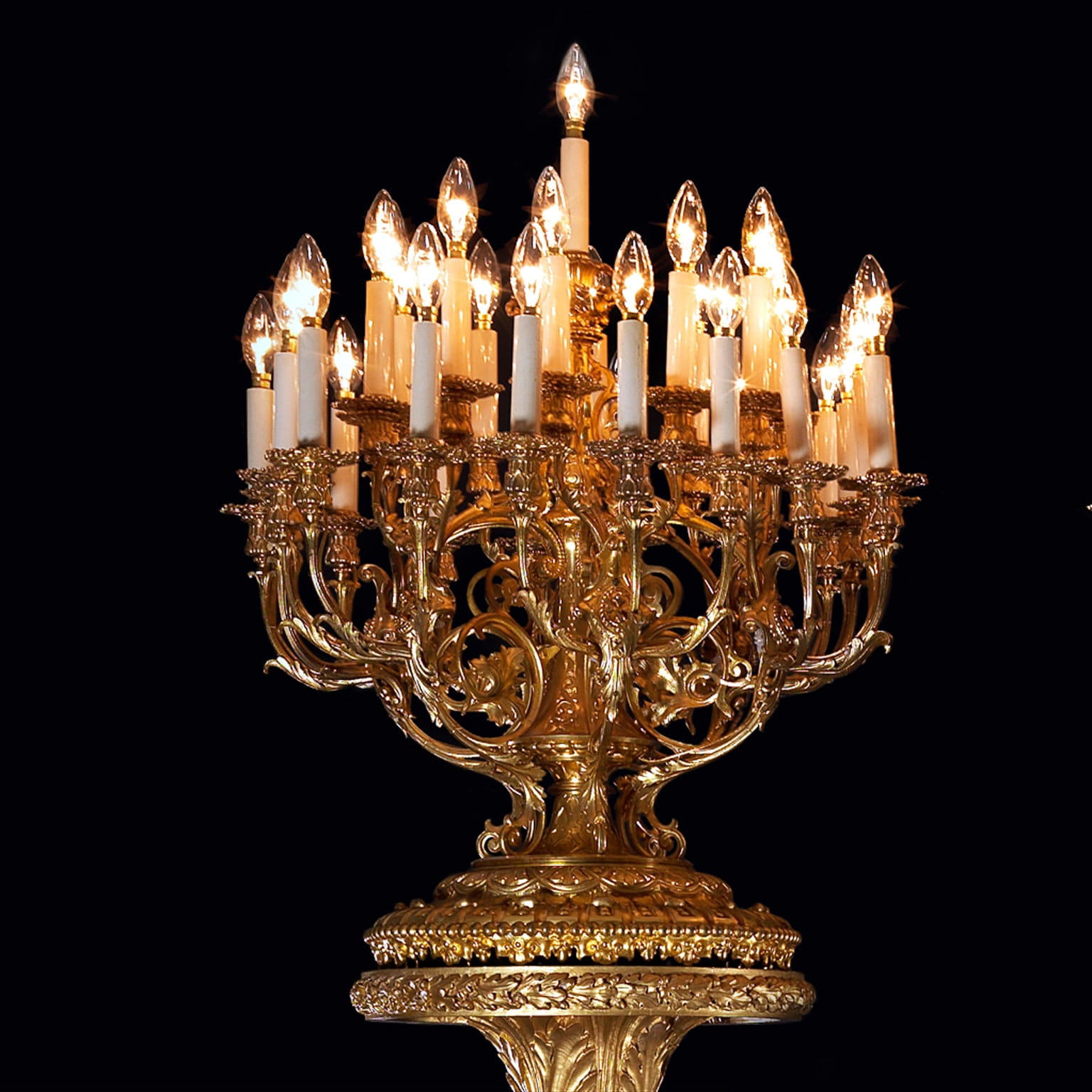 An Important Pair of Monumental Giltwood Torchères - Image 3