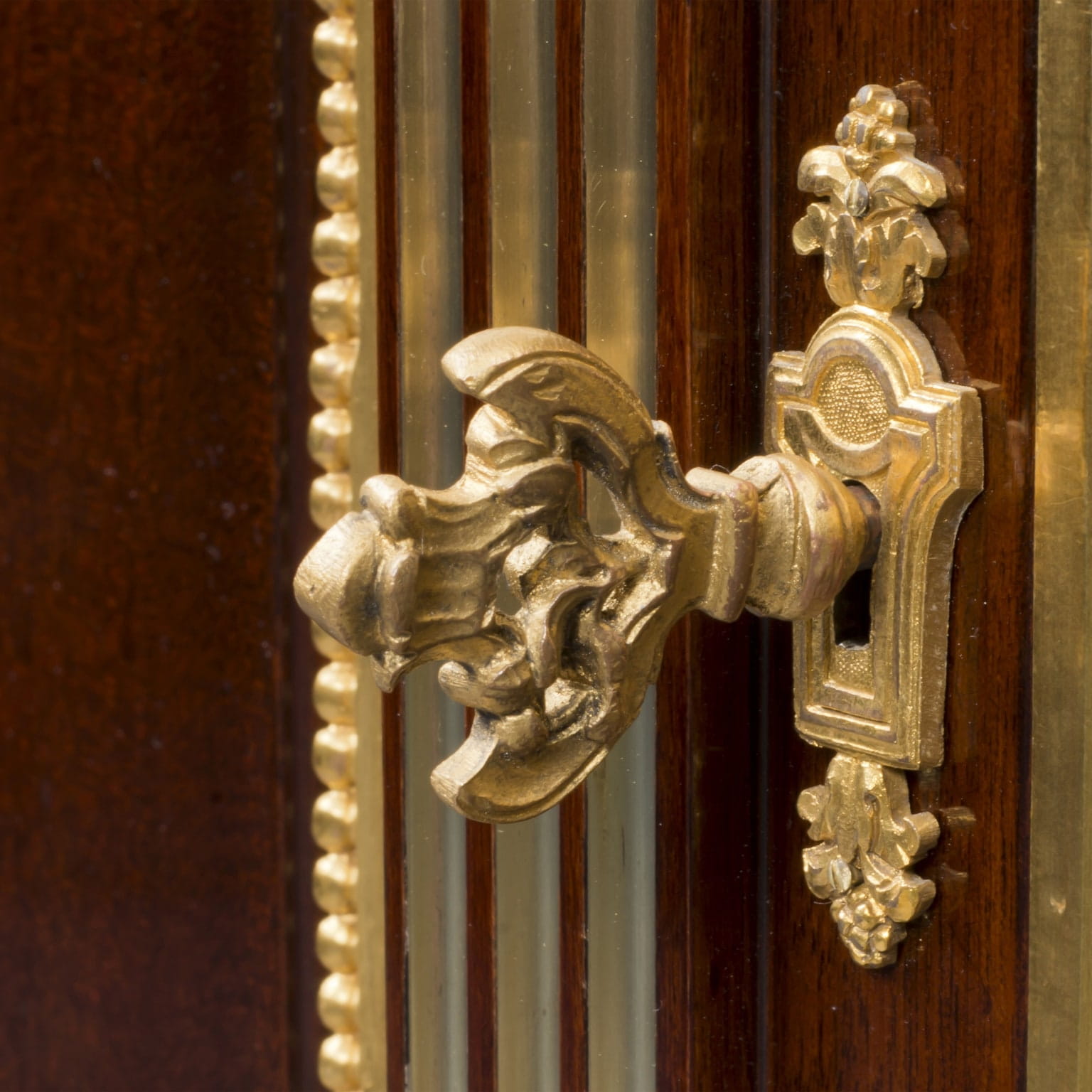 A Fine Louis XVI Style Lacquer Commode à Vantaux - Image 3