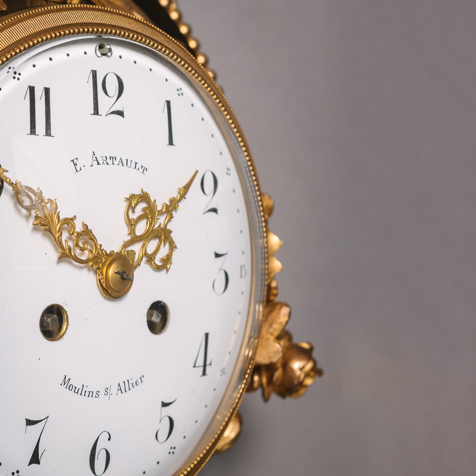 A Patinated and Gilt-Bronze Hanging Clock, with an enamelled dial and Arabic Numerals - Image 3