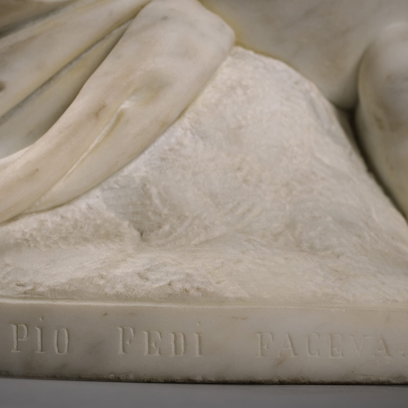 A Fine White Marble Figure of a Kneeling Cherub - Image 7
