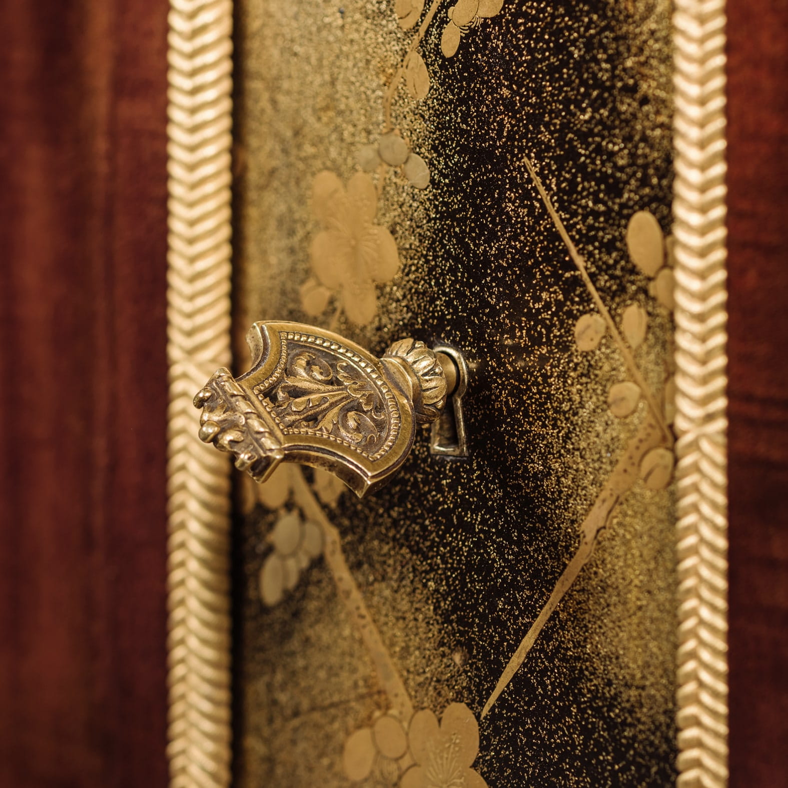 An Exceptional Louis XVI Style Lacquer Mounted Commode À Vantaux - Image 5