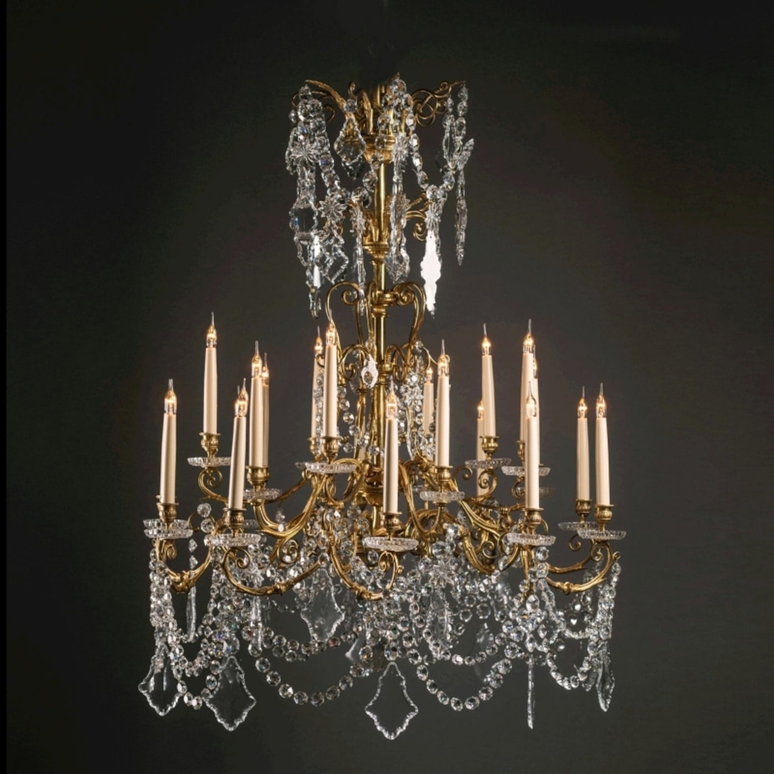A Fine Louis XV Style Gilt-Bronze and Cut-Crystal Twenty-Light Chandelier - Image 6